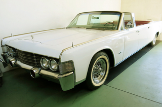 Illustration for article titled Create Your Own Motorcade with this Presidential Limo and Parade Car